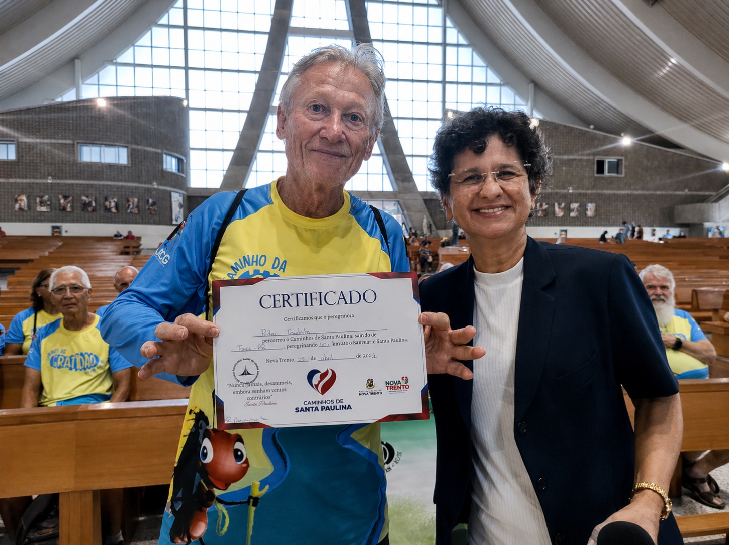 grupo caminho da gratidao recebe certificado