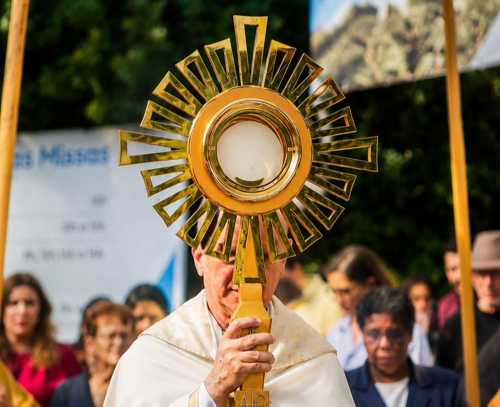 Fiéis participam da celebração do Santíssimo Corpo e Sangue de Cristo no Santuário Santa Paulina